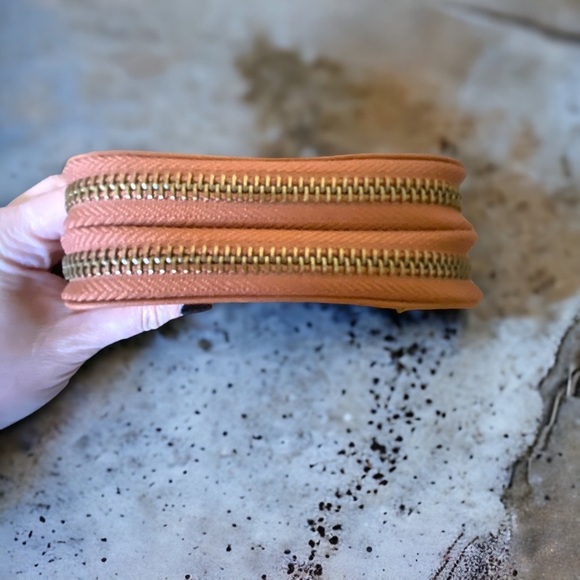 Leather Universal Thread Wallet - Picture 5 of 9